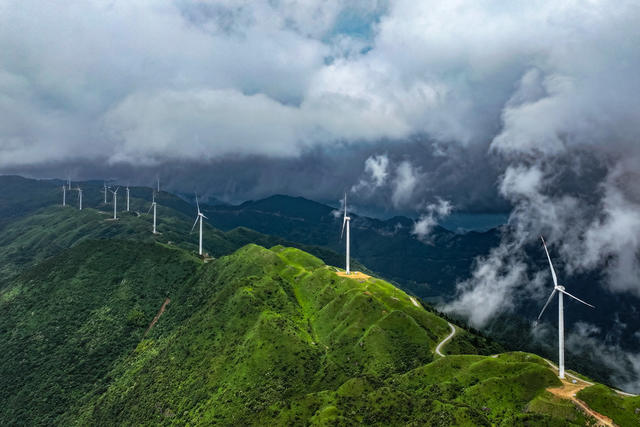 风力发电 能源 绿色 生态 雾 群山 风电场