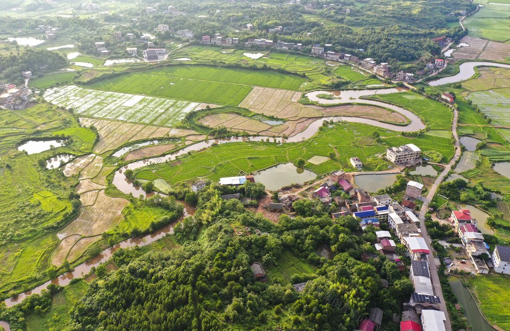 青山 绿树 民居 溪流  公路