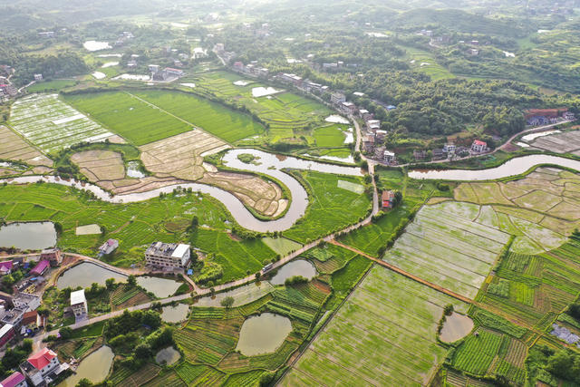 青山 绿树 民居 溪流  公路