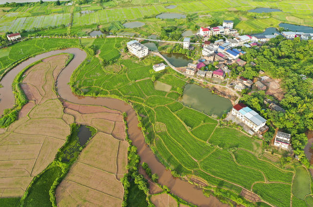 青山 绿树 民居 溪流  公路