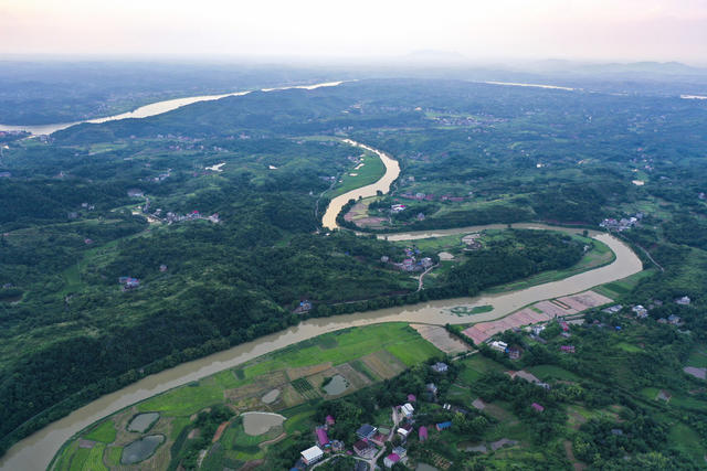 青山 绿树 民居 溪流  公路