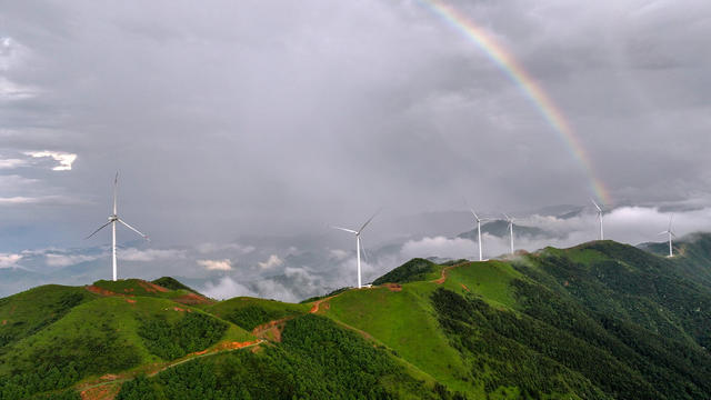 雨过天晴，彩虹高架，云霞漫天，风景独好。