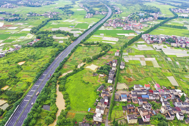 经济 重大工程 基础设施 交通设施 高速公路 乡村道路 旅游公路 产业路 青山 溪流 田园 村庄