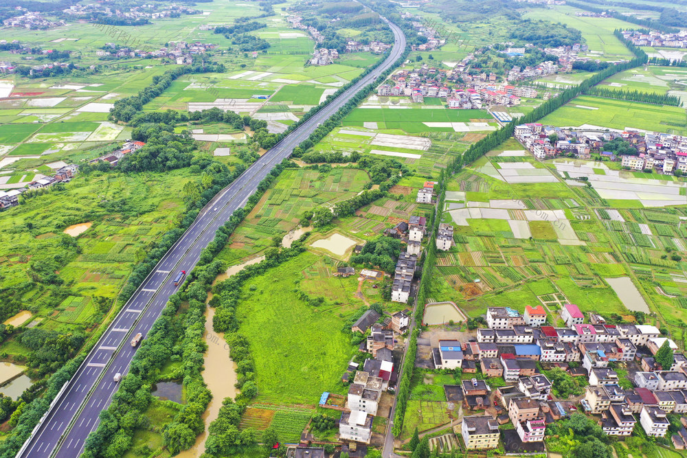 经济 重大工程 基础设施 交通设施 高速公路 乡村道路 旅游公路 产业路 青山 溪流 田园 村庄