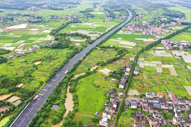 经济 重大工程 基础设施 交通设施 高速公路 乡村道路 旅游公路 产业路 青山 溪流 田园 村庄