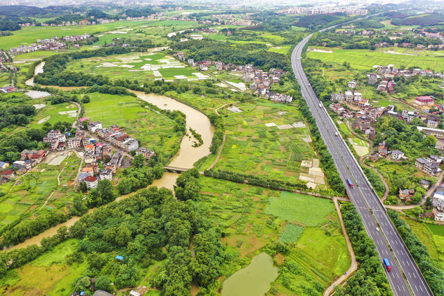 经济 重大工程 基础设施 交通设施 高速公路 乡村道路 旅游公路 产业路 青山 溪流 田园 村庄