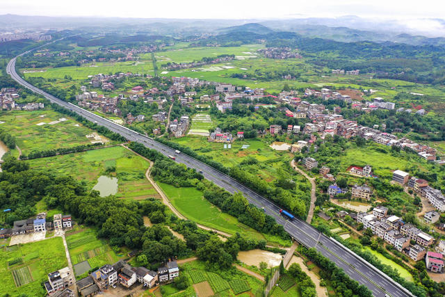 经济 重大工程 基础设施 交通设施 高速公路 乡村道路 旅游公路 产业路 青山 溪流 田园 村庄