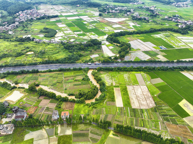 经济 重大工程 基础设施 交通设施 高速公路 乡村道路 旅游公路 产业路 青山 溪流 田园 村庄