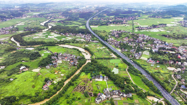 经济 重大工程 基础设施 交通设施 高速公路 乡村道路 旅游公路 产业路 青山 溪流 田园 村庄