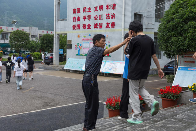 教室  教师  学校  退休  学生  祝福  上课  中学  初中  中考