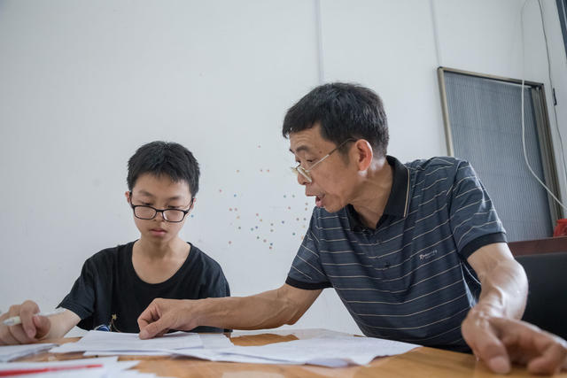 教室  教师  学校  退休  学生  祝福  上课  中学  初中  中考