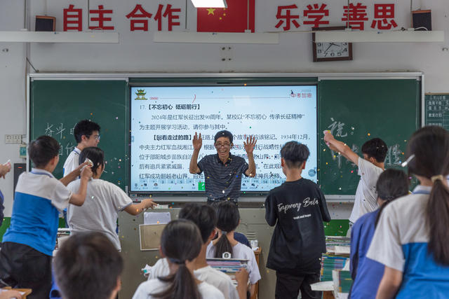 教室  教师  学校  退休  学生  祝福  上课  中学  初中  中考