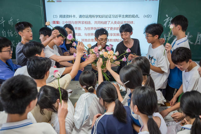 教室  教师  学校  退休  学生  祝福  上课  中学  初中  中考