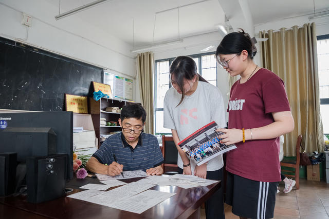 教室  教师  学校  退休  学生  祝福  上课  中学  初中  中考