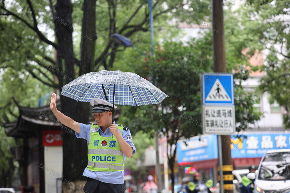 雨 执勤 警察 疏导交通 平安 