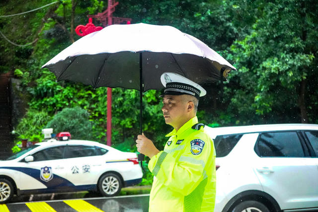 雨 执勤 警察 疏导交通 平安 