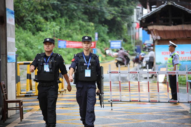 雨 执勤 警察 疏导交通 平安 