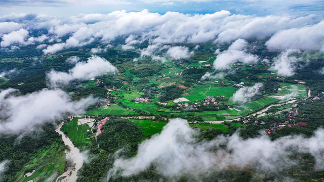 夏日美景 云雾缭绕 乡村美景