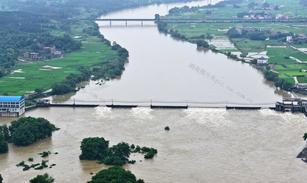 水坝 开闸 洪水