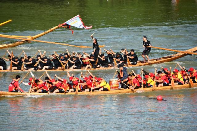 龙舟竞渡迎端午