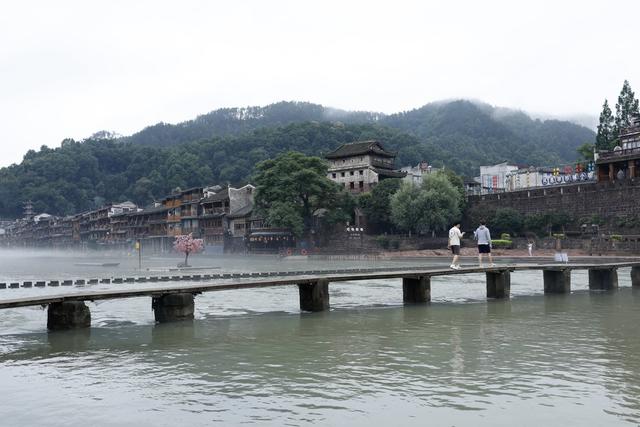 湖南  凤凰古城   沱江 薄雾  山峰 蓬船 虹桥  万名塔 吊脚楼 仙境