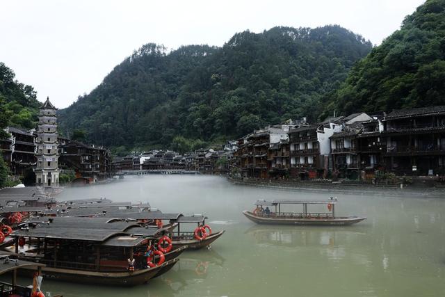 湖南  凤凰古城   沱江 薄雾  山峰 蓬船 虹桥  万名塔 吊脚楼 仙境