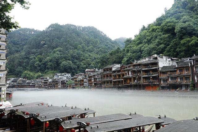 湖南  凤凰古城   沱江 薄雾  山峰 蓬船 虹桥  万名塔 吊脚楼 仙境
