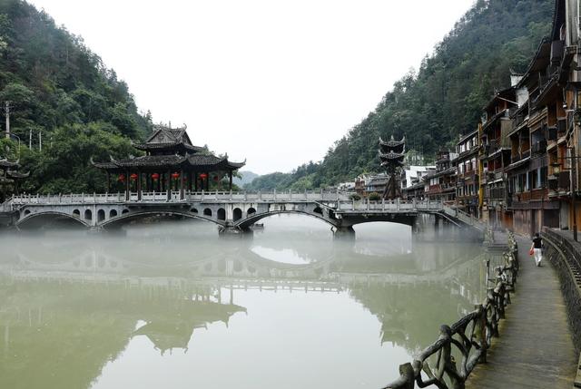 湖南  凤凰古城   沱江 薄雾  山峰 蓬船 虹桥  万名塔 吊脚楼 仙境