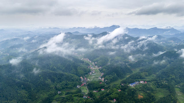 湖南娄底 雨后 乡村 青山绿水