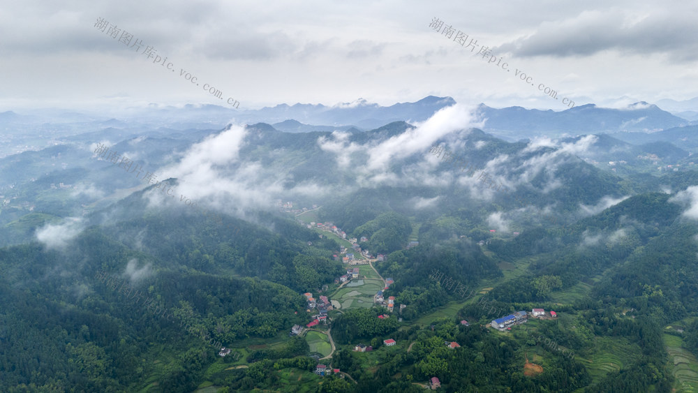 湖南娄底 雨后 乡村 青山绿水