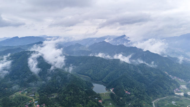 湖南娄底 雨后 乡村 青山绿水