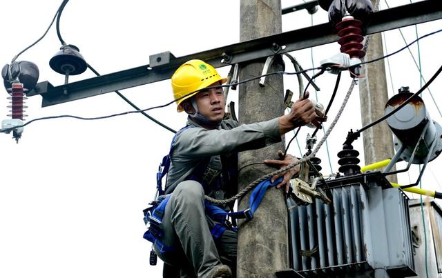 双牌：线路检修  保高温下安全供电