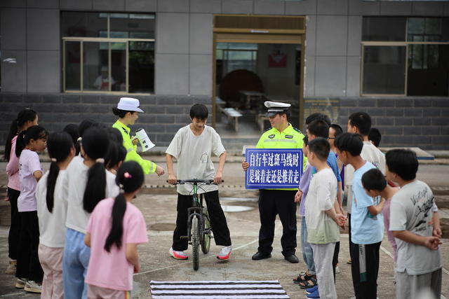 暑假 交通安全 学生 交警 骑车安全