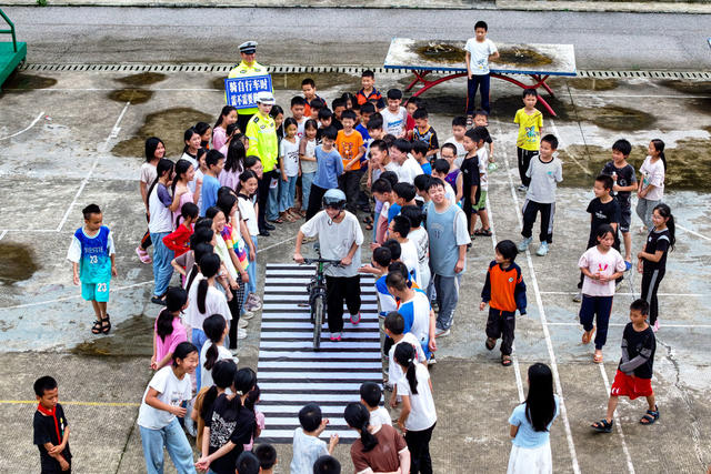 暑假 交通安全 学生 交警 骑车安全
