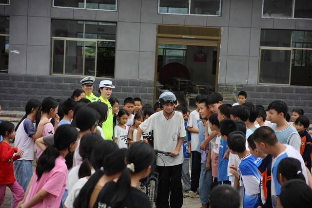 暑假 交通安全 学生 交警 骑车安全