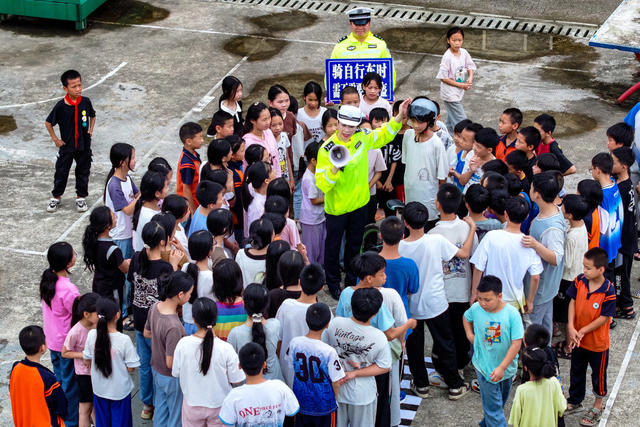 暑假 交通安全 学生 交警 骑车安全