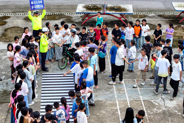 暑假 交通安全 学生 交警 骑车安全