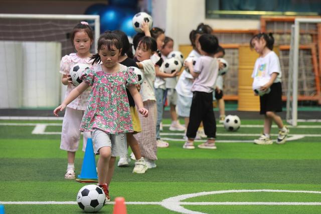 土家族 小朋友 苗族 幼儿园 娃娃 理念 课程 强身健体 足球  足球运动