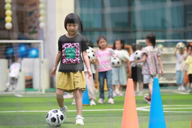 土家族 小朋友 苗族 幼儿园 娃娃 理念 课程 强身健体 足球  足球运动