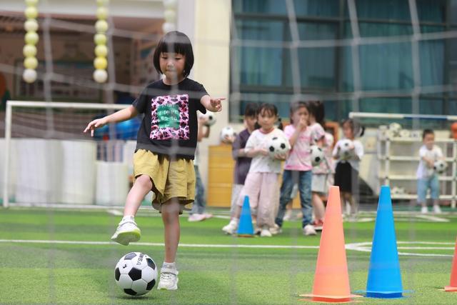 土家族 小朋友 苗族 幼儿园 娃娃 理念 课程 强身健体 足球  足球运动