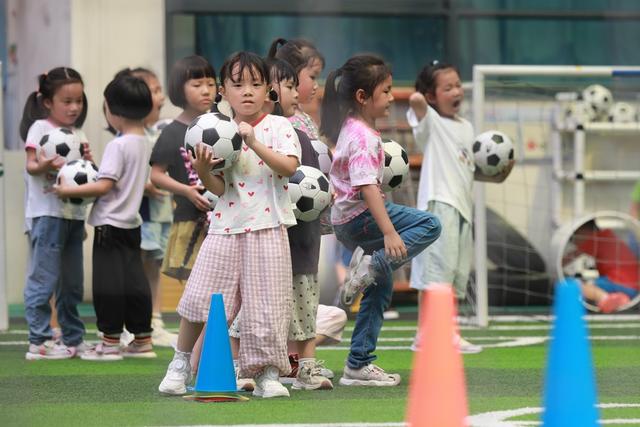 土家族 小朋友 苗族 幼儿园 娃娃 理念 课程 强身健体 足球  足球运动