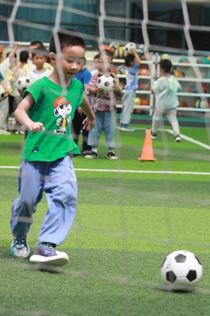 土家族 小朋友 苗族 幼儿园 娃娃 理念 课程 强身健体 足球  足球运动