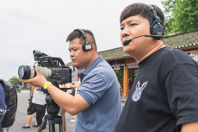 “跟着微短剧去旅行”文旅微短剧《发生在夏天》开机仪式在吉首举行