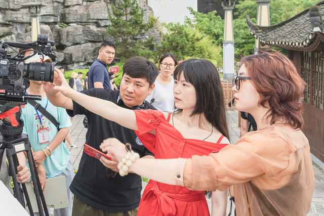 “跟着微短剧去旅行”文旅微短剧《发生在夏天》开机仪式在吉首举行