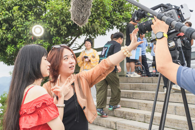 “跟着微短剧去旅行”文旅微短剧《发生在夏天》开机仪式在吉首举行