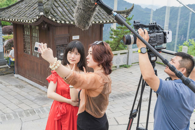 “跟着微短剧去旅行”文旅微短剧《发生在夏天》开机仪式在吉首举行