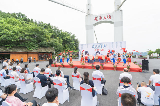 “跟着微短剧去旅行”文旅微短剧《发生在夏天》开机仪式在吉首举行