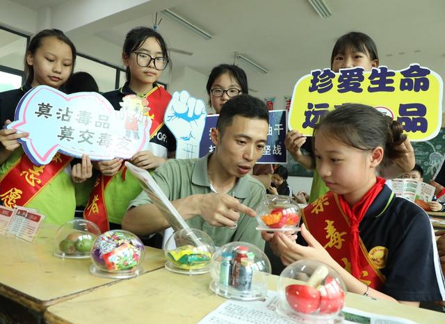  禁毒宣传进校园