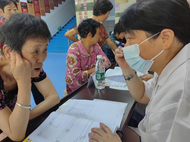老科协专家进社区献余热