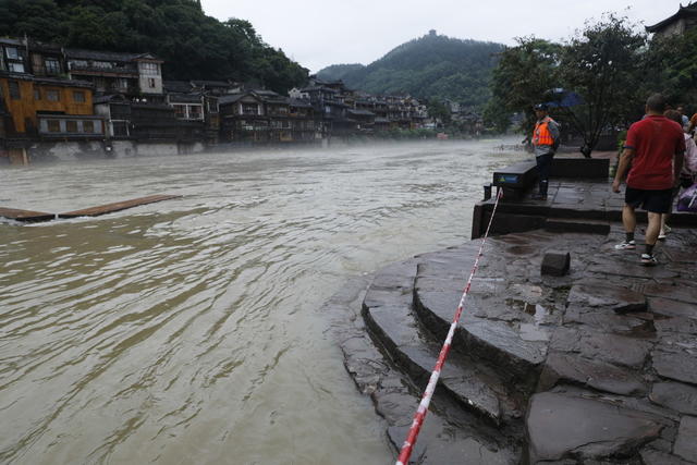 凤凰古城  沱江 北门码头 防汛值守
强降雨   加强巡查 确保  市民  游客  生命财产安全